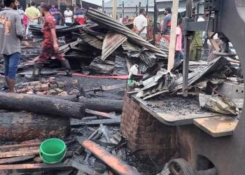 মানিকগঞ্জের আরিচা কাঠপট্টিতে আগুন; ১৫ দোকান পুড়ে ছাই 