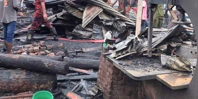 মানিকগঞ্জের আরিচা কাঠপট্টিতে আগুন; ১৫ দোকান পুড়ে ছাই