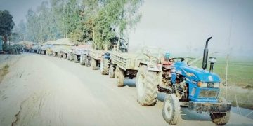 রৌমারীতে দাপিয়ে চলছে মাটিভর্তি ট্রাক্টর নেই কোন ড্রাইভিং লাইসেন্স বাড়ছে দূর্ঘটনা