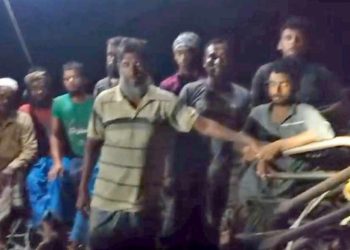 বঙ্গোপসাগরে চার দিন ধরে ভাসতে থাকা জেলে উদ্ধার ১২