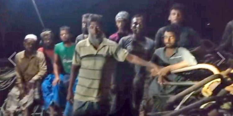 বঙ্গোপসাগরে চার দিন ধরে ভাসতে থাকা জেলে উদ্ধার ১২