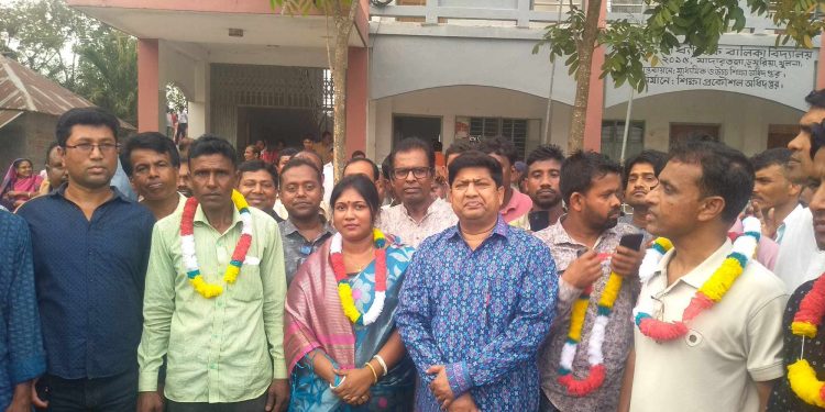 ডুমুরিয়ার পল্লীশ্রী গার্লস স্কুলে অভিভাবক সদস্য নির্বাচন চেয়ারম্যান প্যানেল বিজয়,