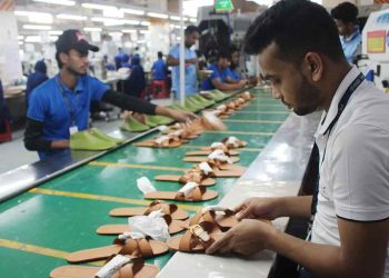 চামড়াবিহীন জুতা উৎপাদন, বিশ্ববাজারে নাম কুড়াচ্ছে বাংলাদেশ। 