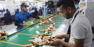 চামড়াবিহীন জুতা উৎপাদন, বিশ্ববাজারে নাম কুড়াচ্ছে বাংলাদেশ। 