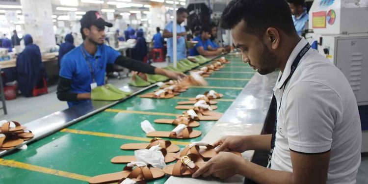 চামড়াবিহীন জুতা উৎপাদন, বিশ্ববাজারে নাম কুড়াচ্ছে বাংলাদেশ।