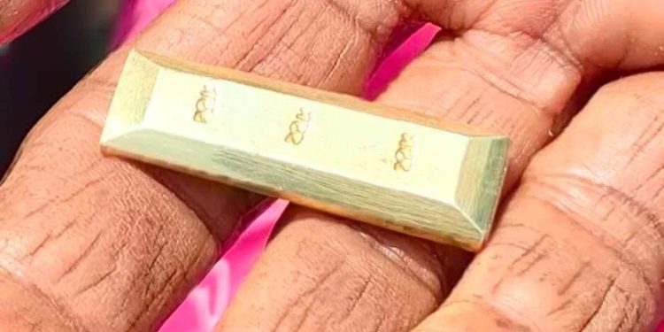 নকল স্বর্নের বার দিয়ে আসল স্বর্ন নিয়ে উধাও প্রতারক চক্র