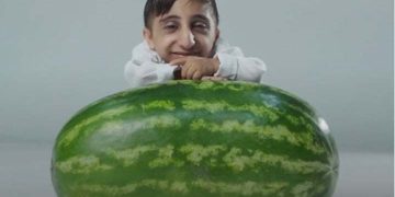 বিশ্বের সবচেয়ে বেঁটে মানুষ, তরমুজের সমান। 