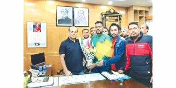 ওসিকে ফুলের শুভেচ্ছা জানালো মাদক কারবারি। 