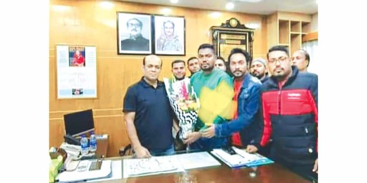 ওসিকে ফুলের শুভেচ্ছা জানালো মাদক কারবারি।