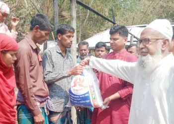 শালিখায় অগ্নিকাণ্ডে ক্ষতিগ্রস্তদের পাশে দাঁড়ালেন উপজেলা নির্বাহী কর্মকর্তা হরেকৃষ্ণ অধিকারী। 