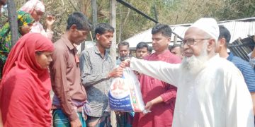 শালিখায় অগ্নিকাণ্ডে ক্ষতিগ্রস্তদের পাশে দাঁড়ালেন উপজেলা নির্বাহী কর্মকর্তা হরেকৃষ্ণ অধিকারী। 