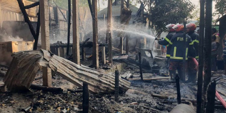 মাদারগঞ্জে বসতবাড়ীতে আগুন ক্ষতিগ্রস্ত দুই নিরিহ পরিবার