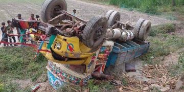 মানিকগঞ্জ সিংগাইরে বালুবাহী ট্রাক উল্টে চালক নিহত 