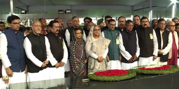 বঙ্গবন্ধুর প্রতিকৃতিতে প্রধানমন্ত্রীর শ্রদ্ধা