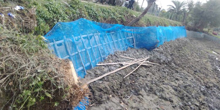 ডুমুরিয়ার ধামালিয়ায় সরকারি খাল অবৈধ ভাবে দখল করে মাছ চাষের অভিযোগ!