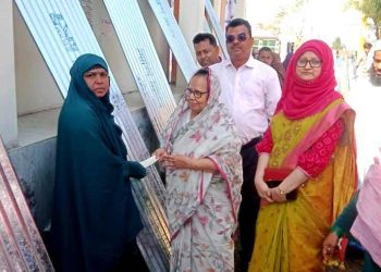 রামপালে অগ্নিকাণ্ডে ক্ষতিগ্রস্ত ৮ টি পরিবারের মাঝে ঢেউটিন নগদ অর্থ বিতরণ  