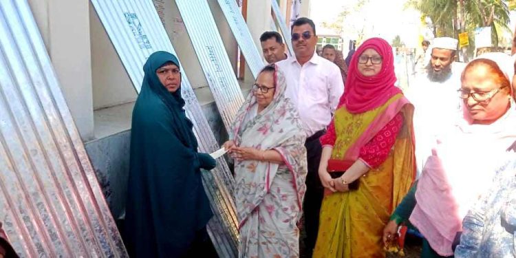 রামপালে অগ্নিকাণ্ডে ক্ষতিগ্রস্ত ৮ টি পরিবারের মাঝে ঢেউটিন নগদ অর্থ বিতরণ