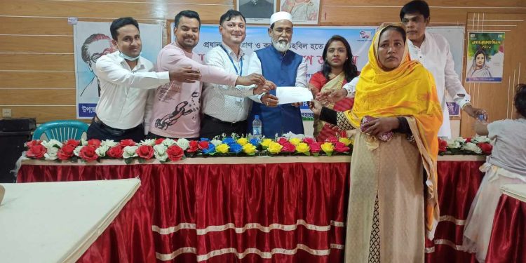 নওগাঁর পত্নীতলায় প্রধানমন্ত্রীর ত্রাণ ও কল্যাণ তহবিল হতে আর্থিক অনুদানের চেক বিতরণ