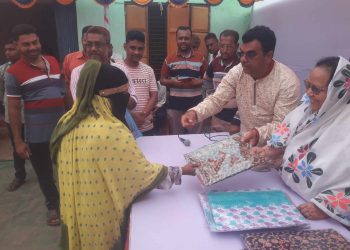 অসহায় ও দূস্থদের মাঝে শাড়ী লুঙ্গি বিতরণ