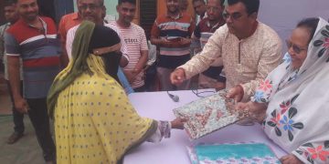 অসহায় ও দূস্থদের মাঝে শাড়ী লুঙ্গি বিতরণ