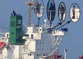 জিম্মি জাহাজের ৪ সোমালি জলদস্যুর ছবি প্রকাশ। 