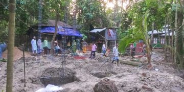 স্ত্রী মহিলা মেম্বার স্বামী চৌকিদার সেই ক্ষমতায় প্রতিবেশীর জমি দখল 