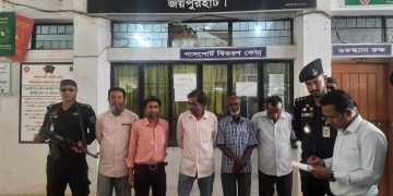 জয়পুরহাটে যৌথ অভিযান পরিচালনা করে ৫ দালাল চক্রকে আটক 