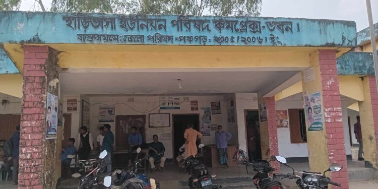 পঞ্চগড়ে তুচ্ছ ঘটনাকে কেন্দ্র করে এক ইউপি সদস্য আরেক ইউপি সদস্যকে পেটালেন