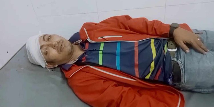 নড়াইল লোহাগড়ায় চাচার রামদার কোপে ভাতিজা গুরুতর আহত