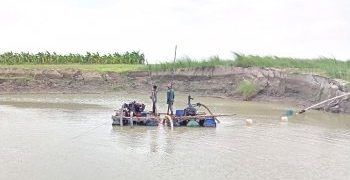মেহেন্দীগঞ্জে নদী থেকে অবৈধভাবে ড্রেজিার মেশিন দিয়ে বালু উত্তোলন। 