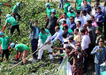টাঙ্গাইলে লৌহজং নদী পরিষ্কার করলেন ‘বিডি ক্লিন’র দুই হাজার সেচ্ছাসেবক