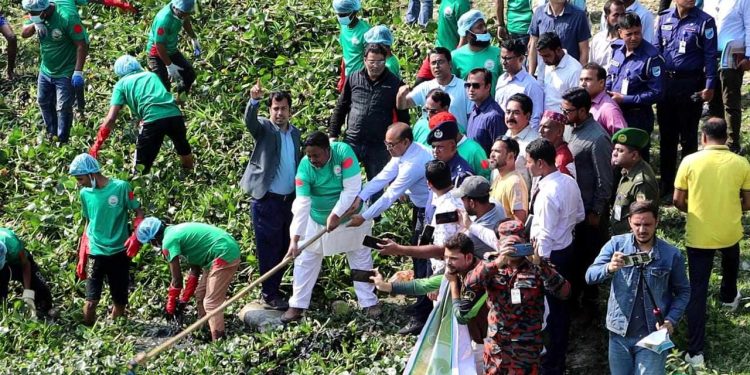 টাঙ্গাইলে লৌহজং নদী পরিষ্কার করলেন ‘বিডি ক্লিন’র দুই হাজার সেচ্ছাসেবক