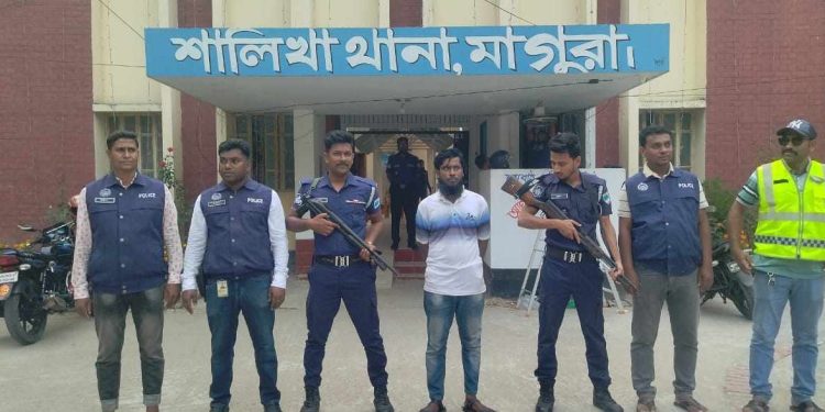 হকার ছদ্মবেশে যাবজ্জীবন সাজাপ্রাপ্ত আসামি ধরলেন পুলিশ