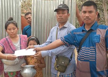 বাঘাইছড়ি বঙ্গলতলিতে এক গৃহবধু বাড়ি পুড়ে ছায় আর্থিক সহযোগীতা দিয়ে পাশে দাড়ালো ইউপিডিএফ