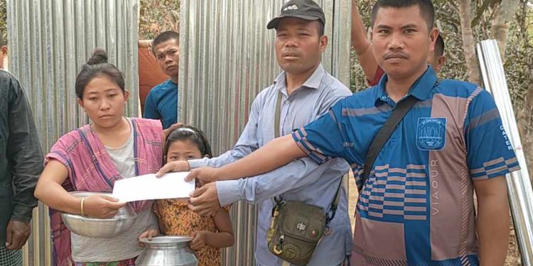 বাঘাইছড়ি বঙ্গলতলিতে এক গৃহবধু বাড়ি পুড়ে ছায় আর্থিক সহযোগীতা দিয়ে পাশে দাড়ালো ইউপিডিএফ