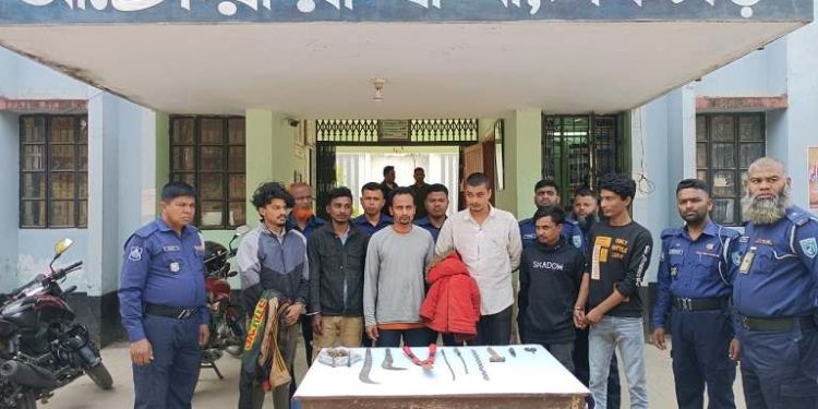 আটোয়ারীতে দেশীয় অস্ত্র সহ আটক-৬