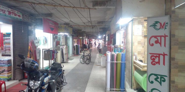 আজ দ্বিতীয় রমজান অথচ ক্রেতাশূন্য খুলনার মার্কেট শপিং মল