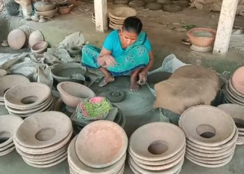 নগরকান্দায় মৃৎ শিল্পের কুমারদের জীবন কাটছে মাটির সাথে 