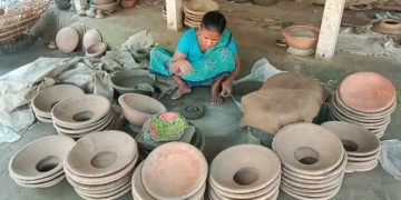 নগরকান্দায় মৃৎ শিল্পের কুমারদের জীবন কাটছে মাটির সাথে 