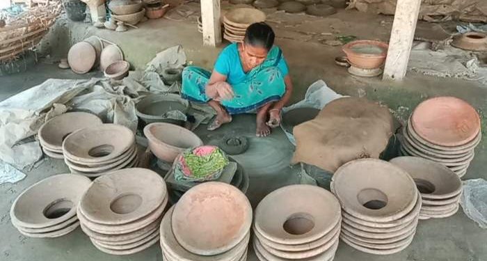 নগরকান্দায় মৃৎ শিল্পের কুমারদের জীবন কাটছে মাটির সাথে