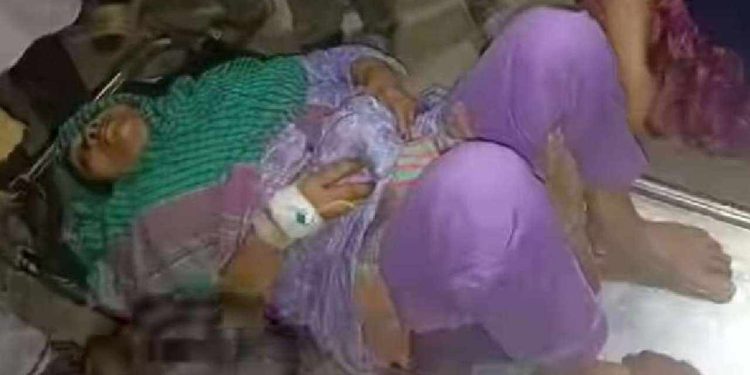 মেহেন্দিগঞ্জে নারীর পেটে ছুরি ডুকিয়ে স্বর্ন অলংকার লুট।