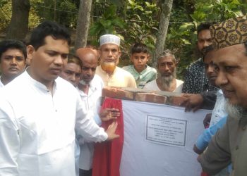 এমপি এ্যাড. বিপ্লব হাসান পলাশ ক্ষতিগ্রস্ত রাস্তা মেরামতের উদ্বোধন।