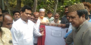 এমপি এ্যাড. বিপ্লব হাসান পলাশ ক্ষতিগ্রস্ত রাস্তা মেরামতের উদ্বোধন।