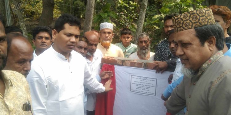 এমপি এ্যাড. বিপ্লব হাসান পলাশ ক্ষতিগ্রস্ত রাস্তা মেরামতের উদ্বোধন।