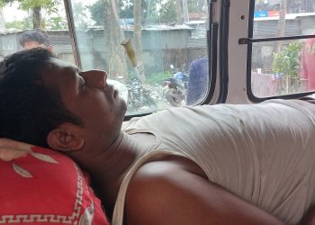 পটুয়াখালী বাউফলে অভিনব কায়দায় ১যুবককে নির্যাতন