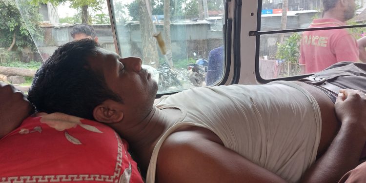 পটুয়াখালী বাউফলে অভিনব কায়দায় ১যুবককে নির্যাতন