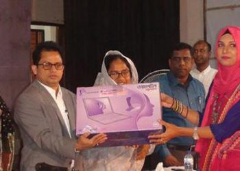 নড়াইলে ২৪০ শিক্ষার্থীদের মাঝে ল্যাপটপ বিতরণ