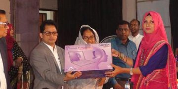 নড়াইলে ২৪০ শিক্ষার্থীদের মাঝে ল্যাপটপ বিতরণ