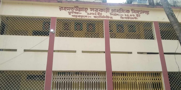 প্রাথমিক বিদ্যালয়ে দিনরাত জ্বলছে   বৈদ্যুতিক বাতি, কর্তৃপক্ষ নির্বিকার 