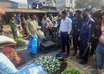 জয়পুরহাটে ম্যাজিস্ট্রেট দেখে দাম কমলো বেগুন – আদার 